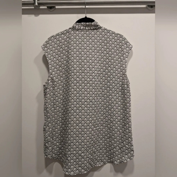 Black and White Sleeveless Blouse Size Medium - Picture 3 of 5